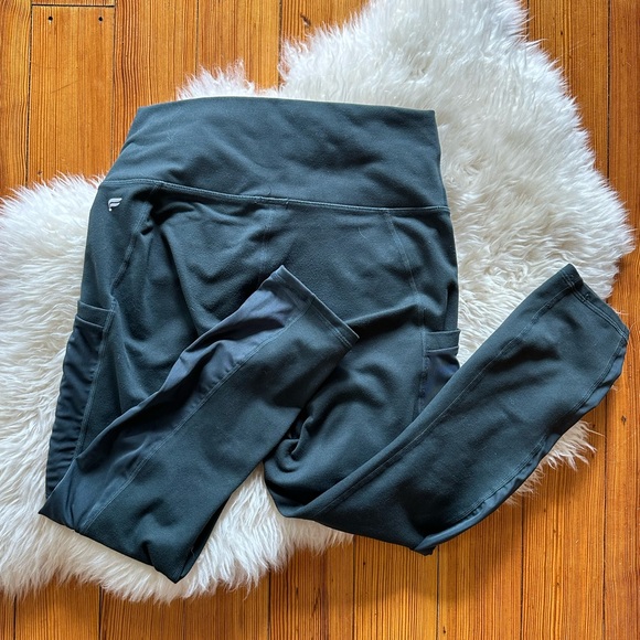 Fabletics Powerhold Capri Leggings Size Small - Picture 3 of 6